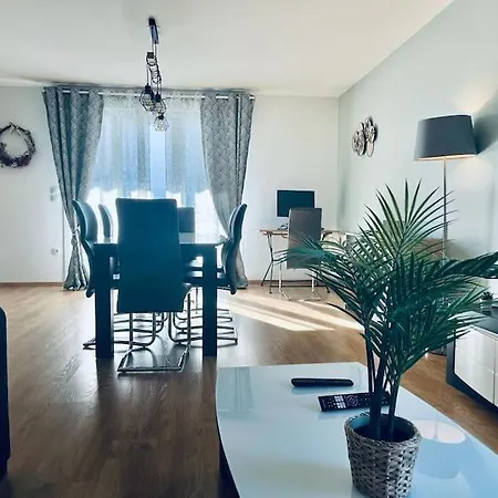 Charbonnier Pour 6 Personnes Avec Terrasse * Ρενς