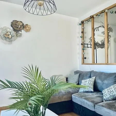 Charbonnier Pour 6 Personnes Avec Terrasse * Ρενς