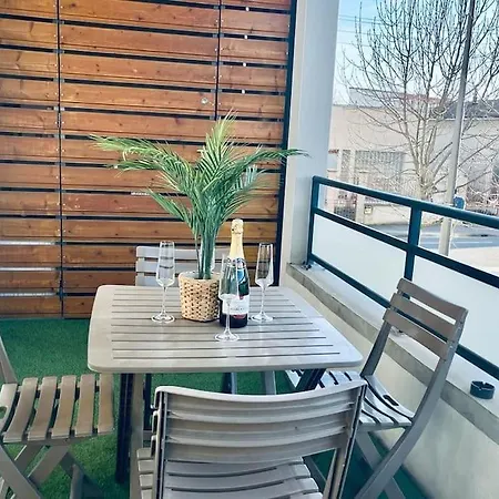 Charbonnier Pour 6 Personnes Avec Terrasse Ρενς